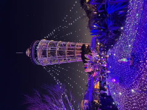 夜空に輝く光の塔と幻想世界