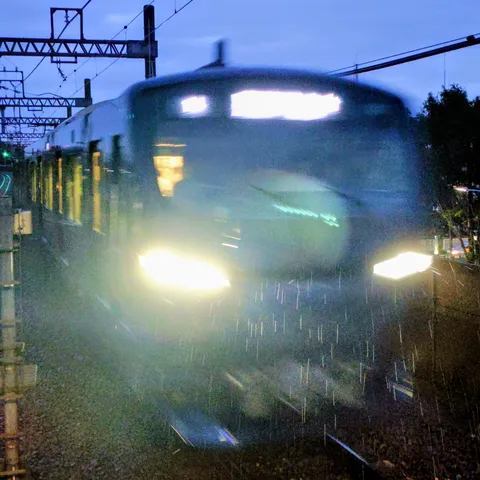 夜を駆け抜ける光の列車