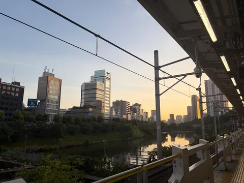 黄昏の川沿いオフィス街