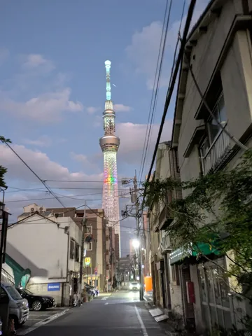 都会の空にそびえる虹色のタワー