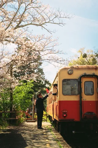 春の駅、赤い旗の秘密交換