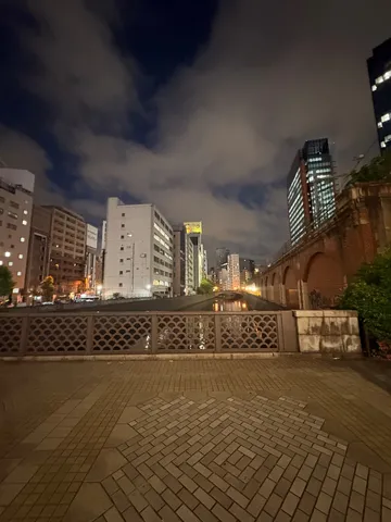 都会の夜景に佇む、静かな橋