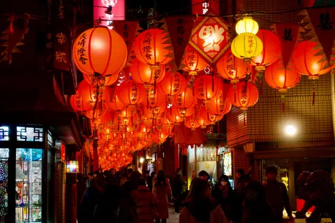 ランタンが灯る幻想的な夜道