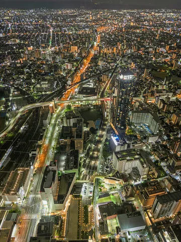 都市の鼓動、夜景に輝く