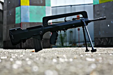 大地に据えられた銃器