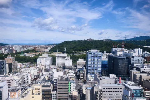 都市の鼓動と古城の静寂