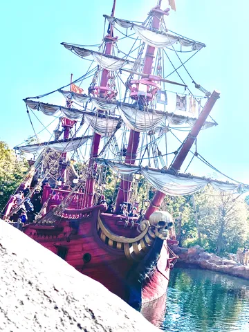 青空に映える紅の海賊船
