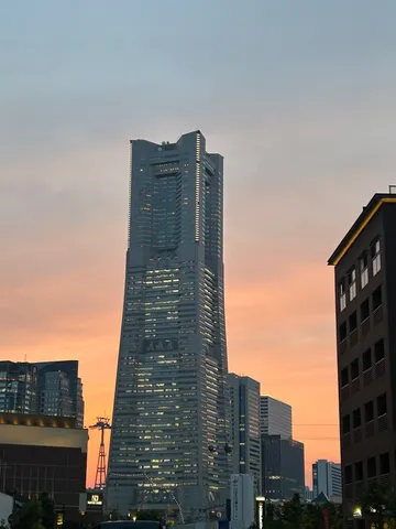 夕暮れの摩天楼