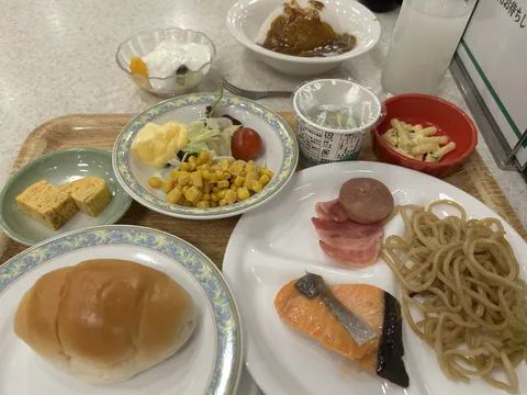 賑やかな和洋折衷の朝ごはん