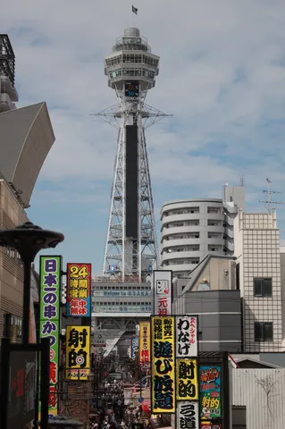 ネオンとタワーのコントラスト