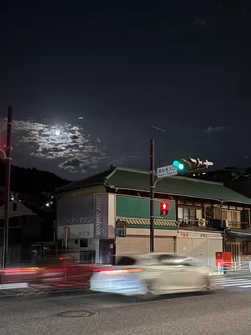 月夜の交差点、一瞬の残像