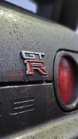 雨粒とGT-Rのエンブレム