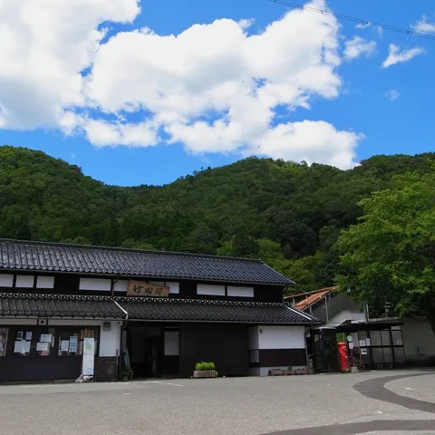 緑深き山の麓、昭和の駅舎