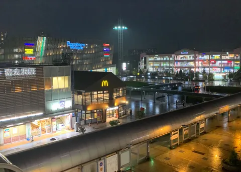 雨上がりの夜、街の灯りが映える