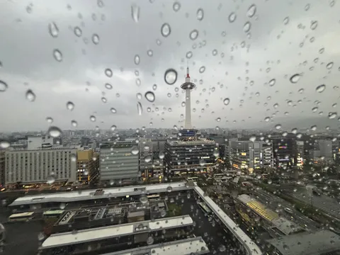 雨粒がつなぐ都市の夜景