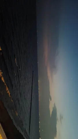 夜明け前の海岸線