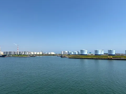 青い空と巨大タンク群