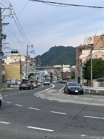 山頂に佇む城、街並みを抜ける道