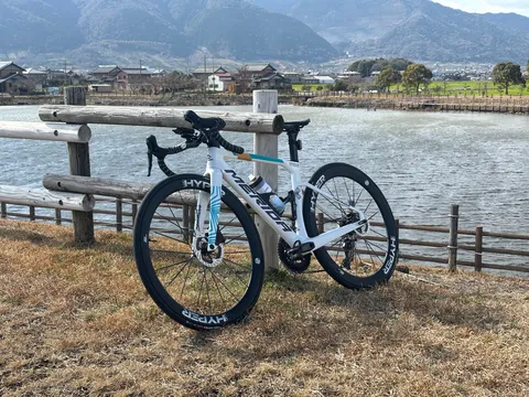 湖畔に佇む白いロードバイク
