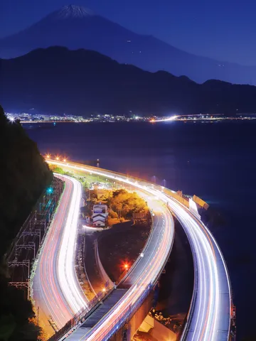 光跡煌めく富士の夜
