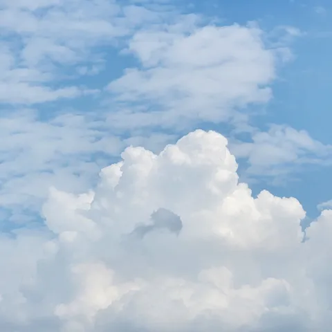 夏の入道雲、広がる青空