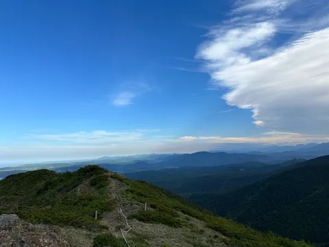 空と山の連なり、静かな自然の息吹