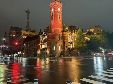 雨上がりの赤煉瓦と光