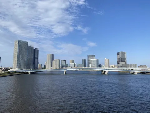 水面越しの高層都市