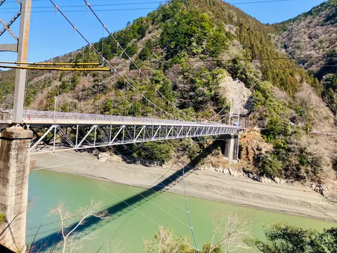山峡に架かる鉄骨の橋