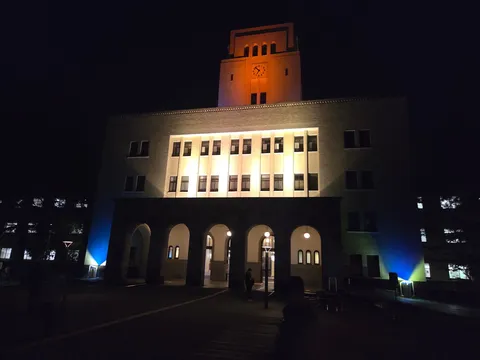夜の塔とアーチの光景