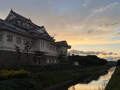 茜色の空、水辺の館