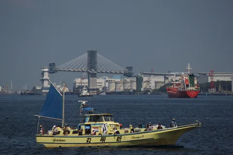海と空と、どこまでも続く道