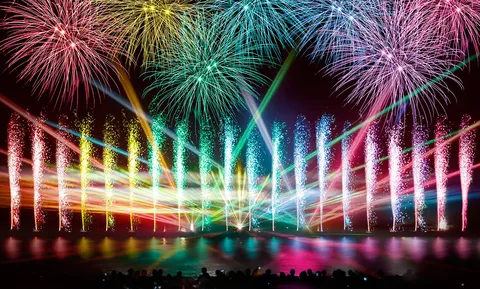 夜空と水面を彩る光の祭典