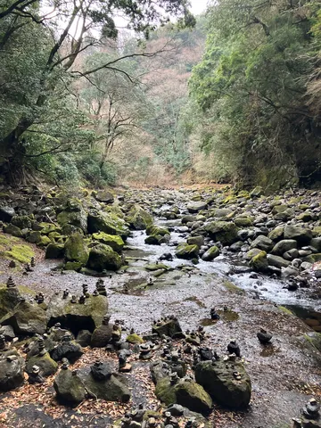 石積みの渓流、静寂の囁き
