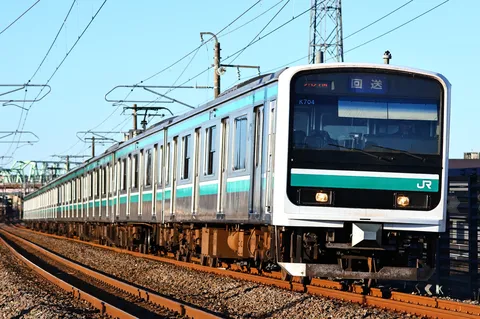 都会のレールを進む回送列車