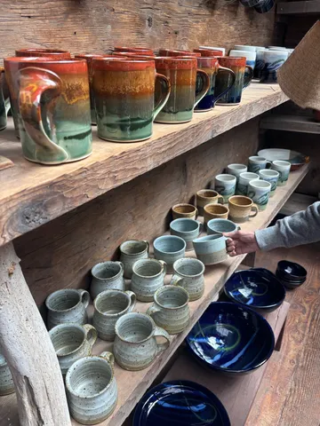 温もりあふれる陶器の棚