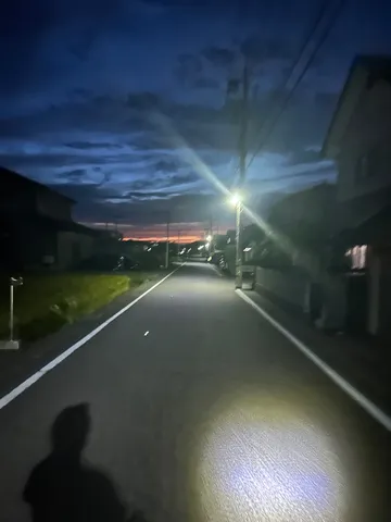 夕暮れの街道と灯り