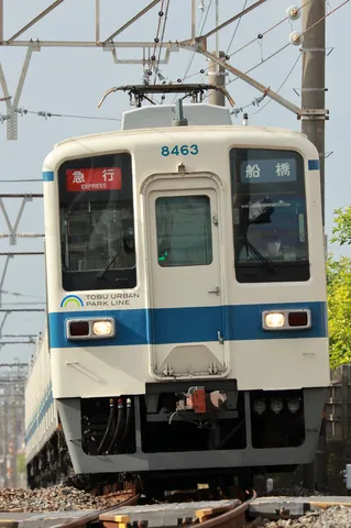 青いラインが印象的な電車