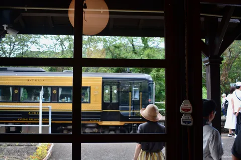 旅情を誘う、レトロな列車の窓辺