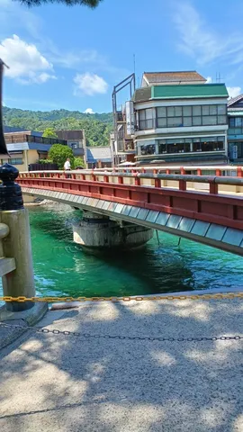 赤い橋と水辺の街景