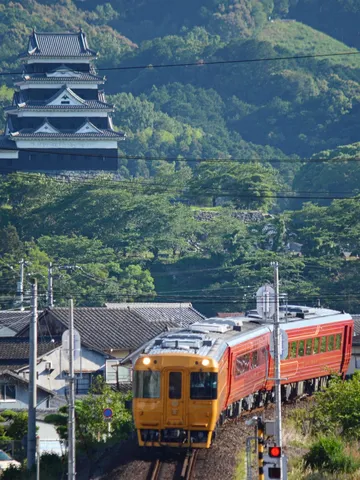 古城と列車、時空を超えた出会い