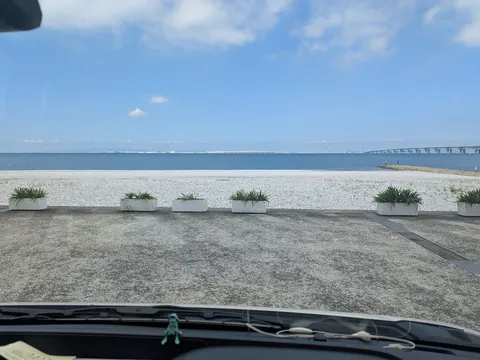 海と空の静かな横顔