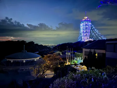 闇夜に浮かぶ光のタワー