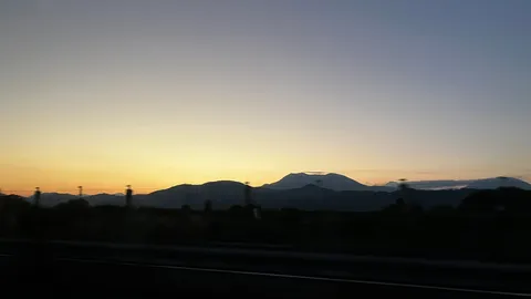 夕景に浮かぶ山影の静けさ