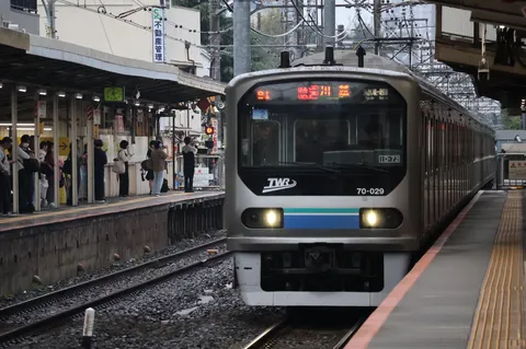 駅の時間を運ぶ列車