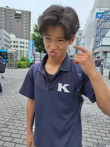 街中で見せたお茶目な表情