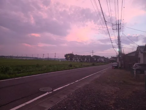 静寂を纏う、夕暮れの田舎道