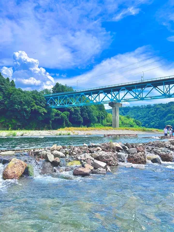 清流と青い橋、夏空のコントラスト