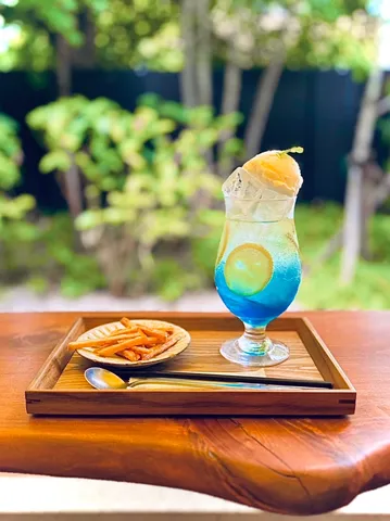 青いソーダに、フライドポテト？