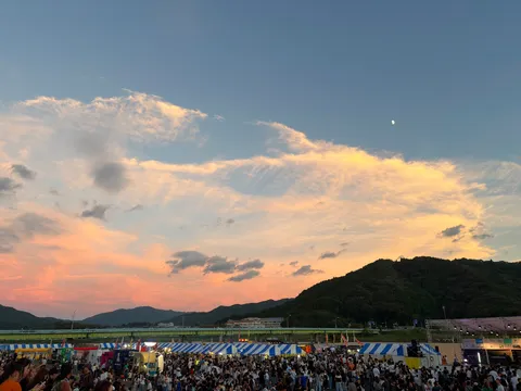 夕景と人混みの物語